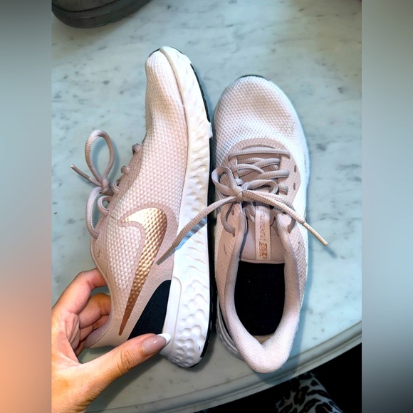 Women’s Nike sneakers - Picture 1 of 10